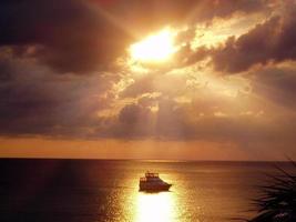 pôr do sol com barco foto