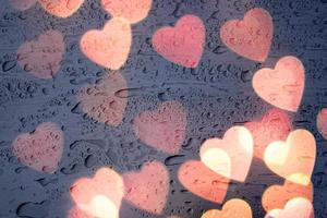 forma de coração e pingos de chuva na janela foto