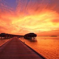 pôr do sol na praia das Maldivas foto