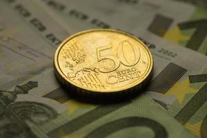 dinheiro de moedas e notas de euro.