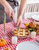 mulher preparando o jantar de ação de graças na cozinha de casa foto