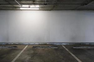 interior de espaço de estacionamento de carro vazio foto