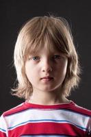 retrato de um menino com cabelos loiros