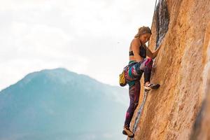 a garota de esportes está envolvida em escalada foto