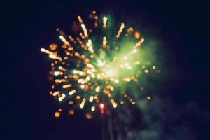 fogos de artifício de celebração de ano novo. fogos de artifício coloridos abstratos, fundo festivo ano novo com fogos de artifício, ilustração vetorial. foto
