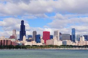 horizonte de chicago sobre o lago michigan foto