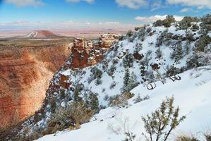 vista panorâmica do grand canyon no inverno com neve foto