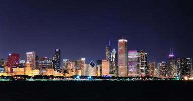 panorama da noite de chicago foto