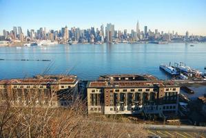 rio hudson com horizonte da cidade de nova york foto