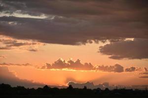 lindo pôr do sol da noite dourada com nuvens cor de rosa foto