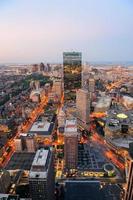 horizonte urbano da cidade ao pôr do sol foto