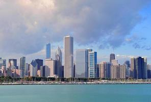 horizonte de chicago sobre o lago michigan foto