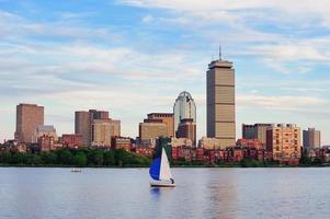 horizonte de boston sobre o rio foto