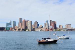 horizonte do centro de boston com barco foto