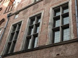 as janelas do antigo prédio de tijolos marrons foto