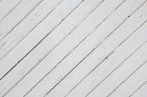 pranchas de madeira rachadas pintadas de branco colocadas na diagonal. abstrato. foto