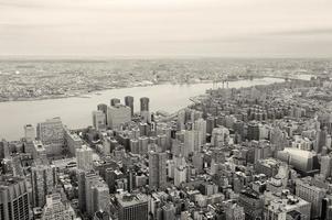 vista arial do horizonte de brooklyn da cidade de nova york manhattan preto e branco foto
