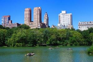 central park com barco no lago foto