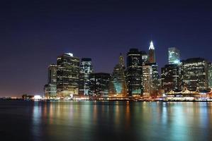 manhattan à noite em nova york foto