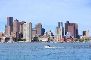 boston centro da cidade com barco foto