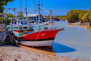 ancoradouro para as pessoas atravessarem a ilha em madura foto