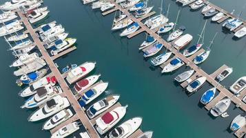 vista aérea superior marina de iates no yacht club barcos e iates aéreos de luxo no achor park, luxo muitas linhas de iates no achor park ou marina ocean foto