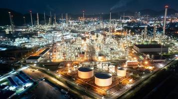 planta de refinaria de petróleo químico, usina de energia e indústria de conceito de tubo de metal foto