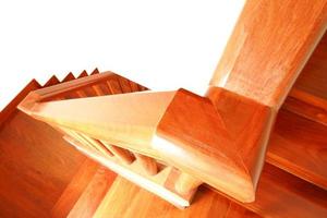 escadas de madeira e corrimão isolado no fundo branco foto