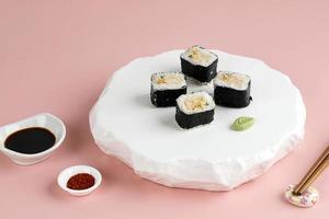 rolos de sushi com nori laver na chapa branca foto