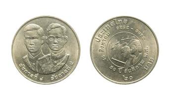 moeda de níquel antiga vinte baht ano 1945-1990, parte traseira e dianteira da tailândia com traçado de recorte isolado no fundo branco. foto