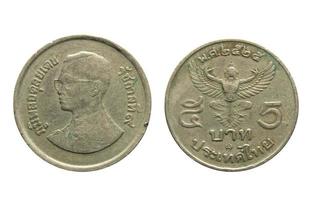 moeda de níquel antiga cinco baht ano 1982, parte traseira e dianteira da tailândia com traçado de recorte isolado no fundo branco.. foto