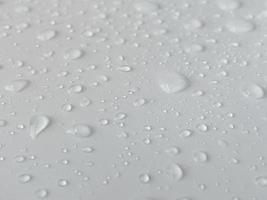 gotas de água em um fundo branco. para o fundo sobre chuva garoa com gotas naturais. foto