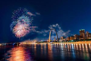 fogos de artifício de 4 de julho sobre o famoso monumento do arco do portão em missouri com skyline de st louis e rio mississippi, missouri, eua foto