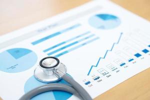 gráfico de relatório financeiro e calculadora relatório médico e estetoscópio foto