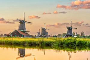 moinhos de vento em zaanse schans, vila tradicional holandesa na holanda foto