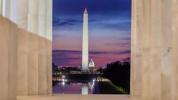 monumento de washington, espelhado no espelho d'água em washington, dc. foto