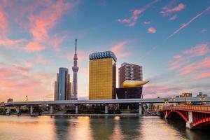 horizonte de tóquio no japão no rio sumida foto