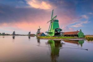moinhos de vento em zaanse schans, vila tradicional holandesa na holanda foto