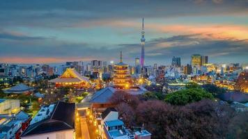 vista da paisagem urbana do horizonte da cidade de Tóquio ao pôr do sol foto