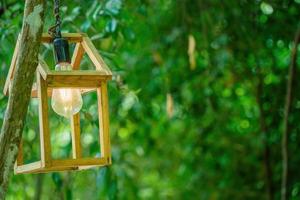 feche várias lâmpadas led em fundo verde bokeh. economizando energia, conceito ecológico. ftat lay, copie o espaço. as lâmpadas encontram-se em uma fileira. foto