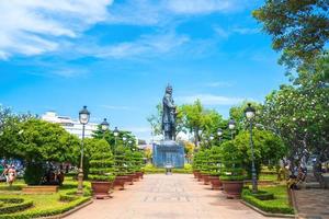 tran pendurado dao estátua na cidade de vung tau no vietnã. monumento do líder militar no fundo do céu azul foto