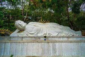 templo budista no vietnã, mosteiro mot hon linh quang. arquitetura de beleza leva à estátua do senhor buda, que atrai turistas para visitar espiritualmente nos fins de semana foto