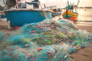 redes do mar - equipamento de pesca ou equipamento como pano de fundo de textura com luz solar natural e sombra. plano de fundo texturizado azul de close-up de redes de pesca, design marinho para embarcações de pescadores. foto