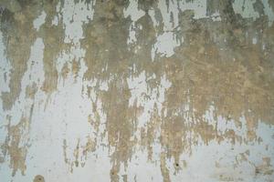 textura do velho muro de concreto cinza para segundo plano. textura áspera na parede cinza forma áspera devido à camada de tinta descascada devido à chuva foto