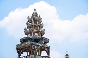 pagode linh phuoc em da lat, vietnã. famoso marco de dalat, templo de vidro de porcelana budista. pagode linh phuoc em dalat vietnã também chamado de pagode do dragão. foto