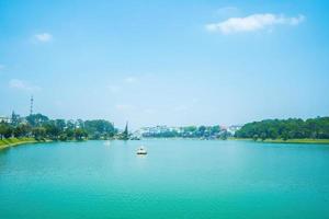 fabuloso nascer do sol pelo lago xuan huong, no centro da cidade de lat, província de lam dong, vietnã. este lago artificial no centro da cidade é um dos locais preferidos dos turistas e locais para passear. foto