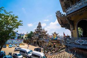 pagode linh phuoc em da lat, vietnã. famoso marco de dalat, templo de vidro de porcelana budista. pagode linh phuoc em dalat vietnã também chamado de pagode do dragão. foto