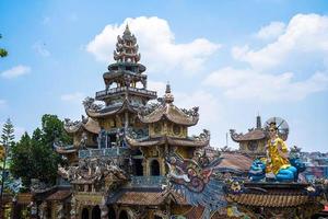 pagode linh phuoc em da lat, vietnã. famoso marco de dalat, templo de vidro de porcelana budista. pagode linh phuoc em dalat vietnã também chamado de pagode do dragão. foto