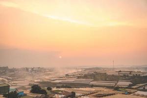 incrível paisagem por do sol no vale da estufa agrícola na cidade da lat. a luz da estufa para crescer flores em da lat. conceito de viagem e paisagem foto