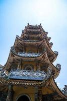 pagode linh phuoc em da lat, vietnã. famoso marco de dalat, templo de vidro de porcelana budista. pagode linh phuoc em dalat vietnã também chamado de pagode do dragão. foto